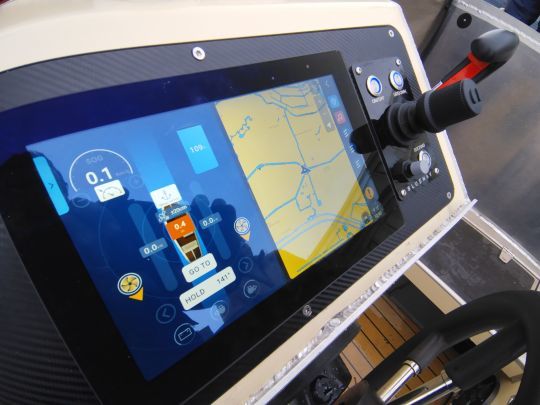 Le Joystick s'utilise ind&eacute;pendamment du volant &copy;Maxime Leriche