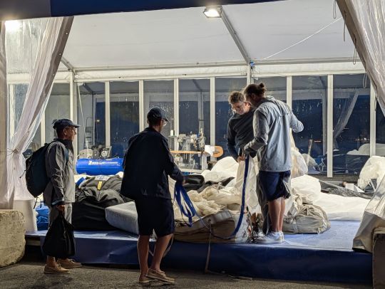 Les &eacute;quipages am&egrave;nent les voiles endommag&eacute;es &copy;Maxime Leriche