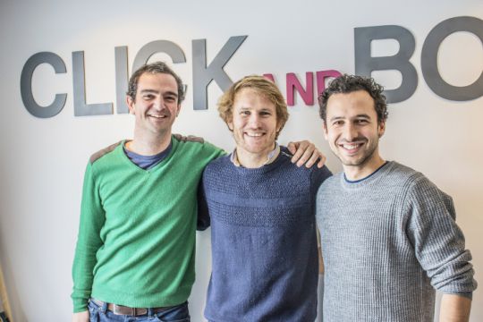 Edouard Gorioux et Jérémy Bismuth co-fondateurs de Click and Boat entourent le skipper François Gabart