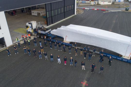 Arrivée de la coque centrale de l'Ultim de François Gabart, transportée par Augizeau TE