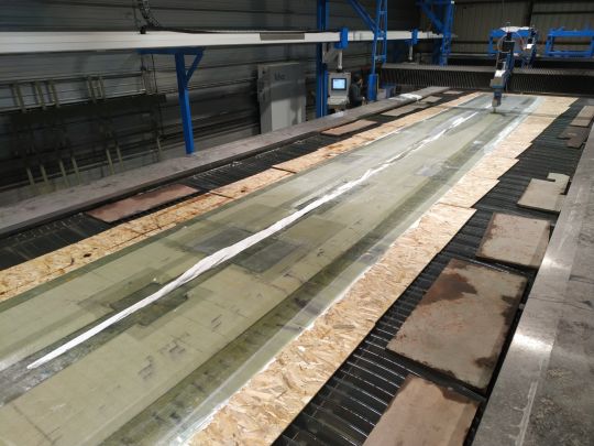 La table de découpe jet d'eau de JedoTechnologies permet la découpe de pièces de 30 mètres