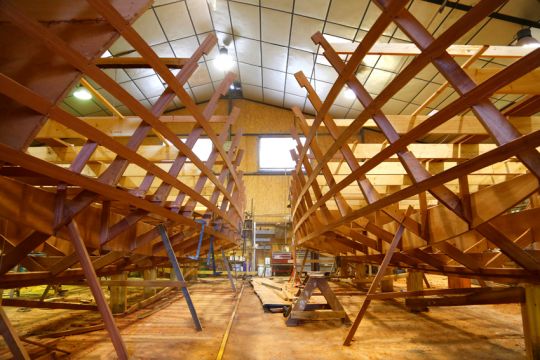 Ratheau propose du bois pour les éléments structurels du bateau (Remerciements à M. et Mme Martin pour ces magnifiques photos de réalisation. Crédit photos : Marc De Tienda)