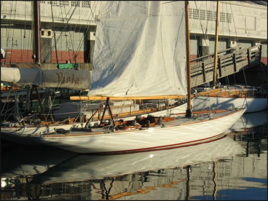 Bruno Barbara et Candela restaure des yachts classiques comme Lady Trix, au 1er plan