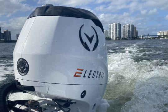 Moteur hors-bord électrique 2-4 kW pour les bateaux à voile ou à moteur  jusqu'à 4 tonnes