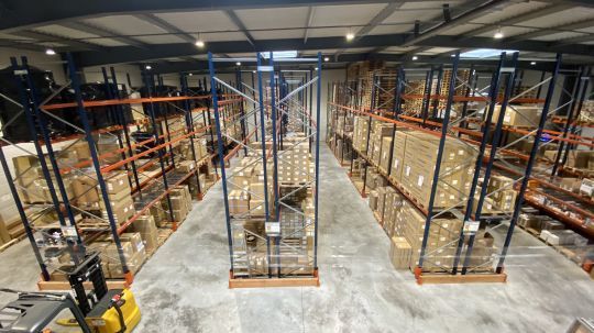 Le stock de matériel pour la France dans cet entrepôt de 1200 m2.