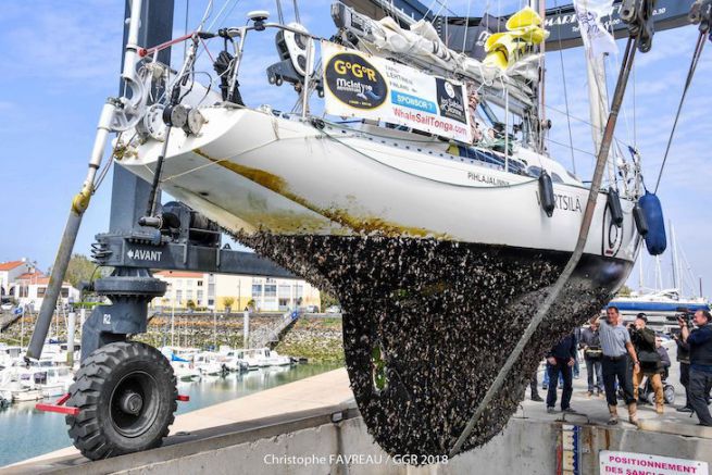 Lire l'article La coque de Tapio Lehtinen à l'arrivée de son tour du monde à la voile (Golden Globe Race)