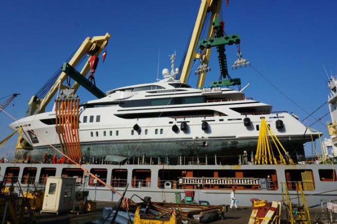 Lire l'article Chargement d'un yacht sur un cargo