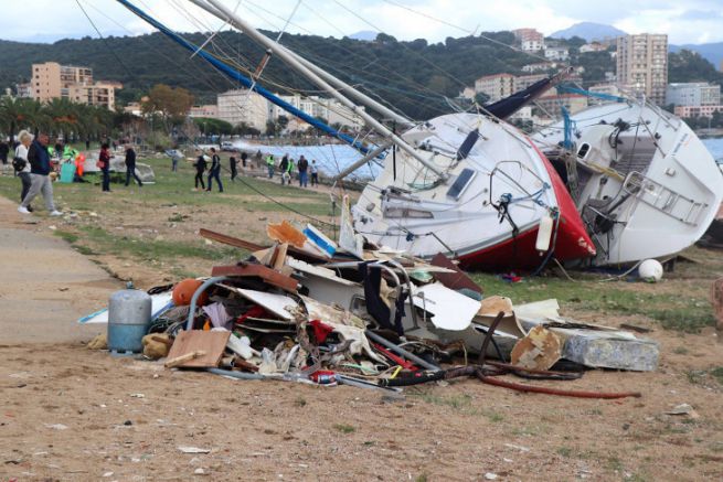 Epaves sur la promenade d'Ajaccio aprs la tempte Adrian