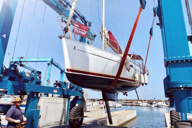Mise  l'eau d'un voilier d'occasion vendu par Cap Ocean