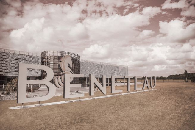 Sige de la marque de bateaux Bnteau