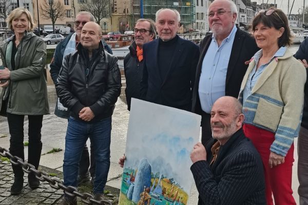 Le nouveau bureau de l'association de la Semaine du Golfe. Debout au centre : Thierry Verneuil.