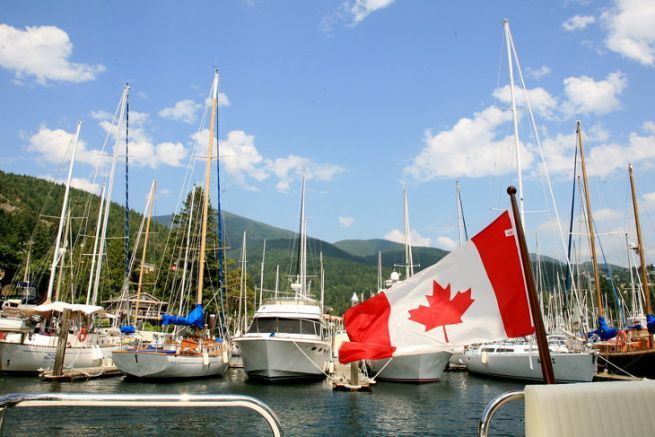 Pavillon canadien sur un bateau de plaisance