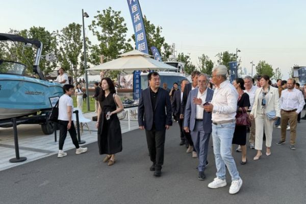 Alain Pochon et la délégation chinoise à l'inauguration du salon de Qinhuangdao