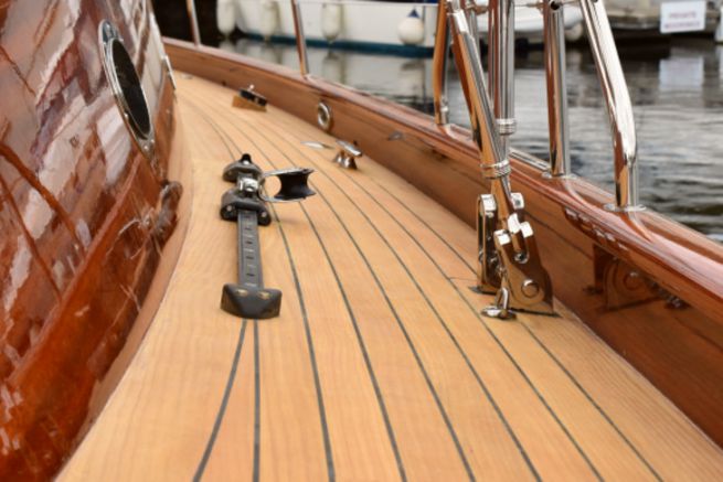 Lignia Yacht, un revtement de pont en pin de Monterey, alternatif au teck