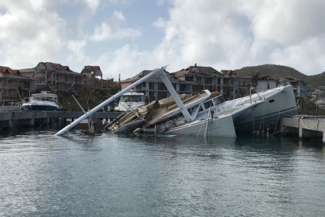 Catamaran coul dans le port de Saint-Martin aprs le passage du cyclone Irma