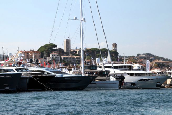 Yachts sur le port de Cannes