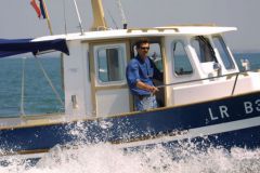 Bertrand Danglade, fondateur de Rha Marine,  la barre de l'un de ses bateaux en 2001