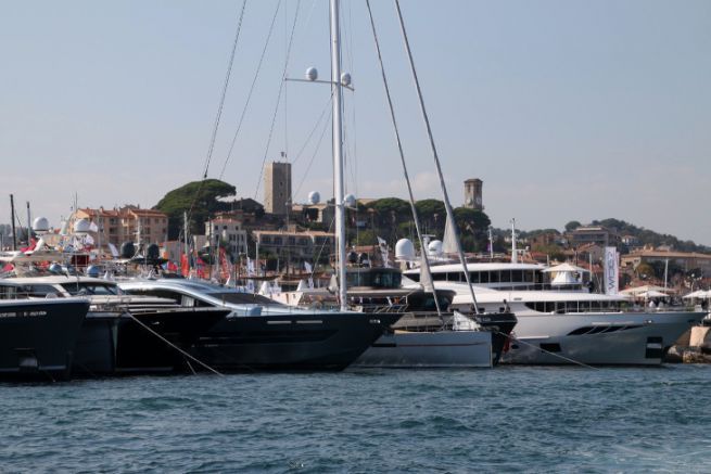 Yachts dans le port de Cannes