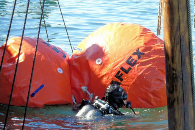 Opration de renflouement d'pave avec des parachutes de flottabilit