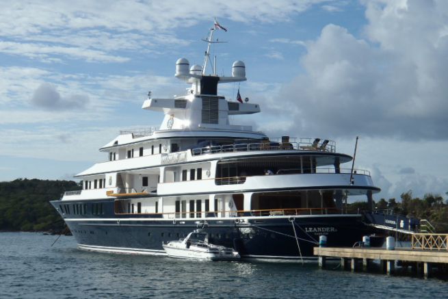 Yacht à quai sur l'île d'Antigua