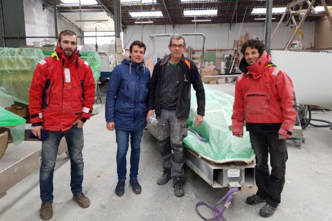 Arrive des moules de l'Epoh au chantier Espace Vag ( droite, Yannick D'armancourt crateur de l'Epoh)