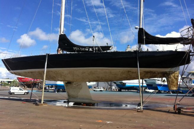 Le Pen Duick VI en peinture par le chantier nautique Keroman