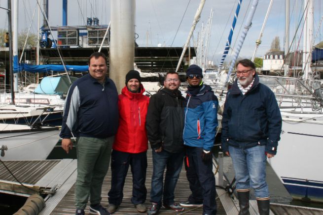Eric Bretagne ( droite), avec un groupe de futurs formateurs de permis bateau