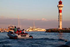 Yachts au mouillage et semi-rigide  Cannes