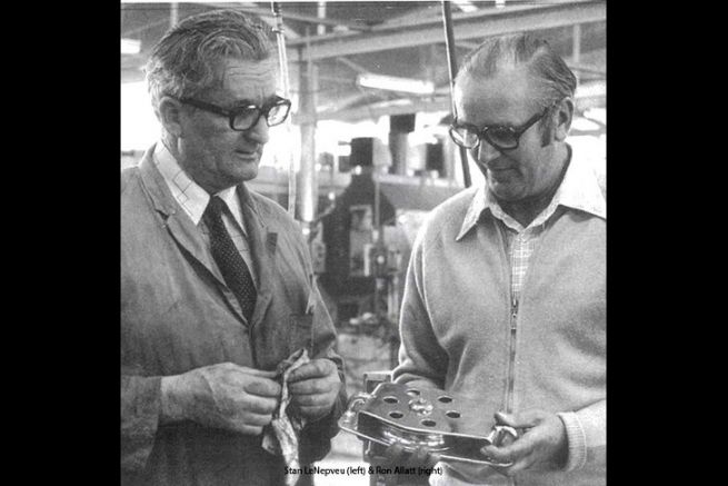 Stan Le Nepveu ( gauche) et Ron Allatt ( droite) discutent autour d'une poulie en inox