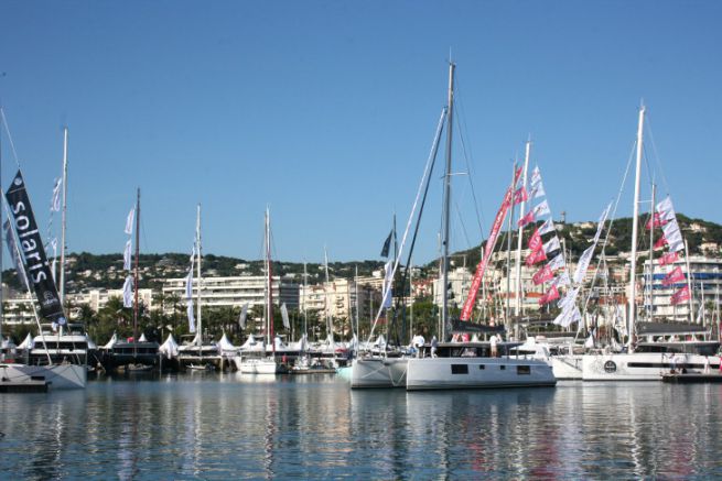 Catamaran au salon nautique du Cannes Yachting Festival