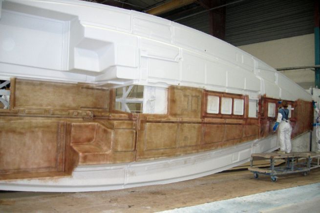 Production de voilier dans une usine Bnteau