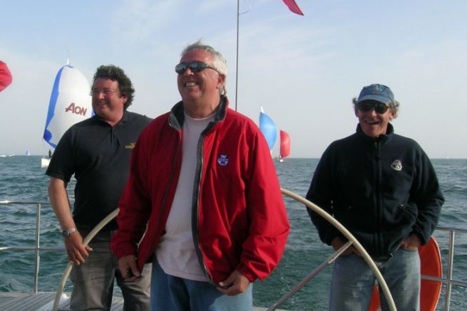 Laurent Tilleau au centre (en rouge), entour de Philippe Poupon, Grard Dupuy et Jean-Yves Furic  bord du Grand Soleil Race 45