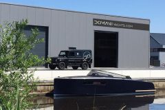 Bateau  moteur Domani E32 de Domani Yachts devant la nouvelle usine de Drachten