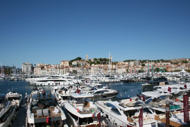 Yachts dans le bassin du Cannes Yachting Festival