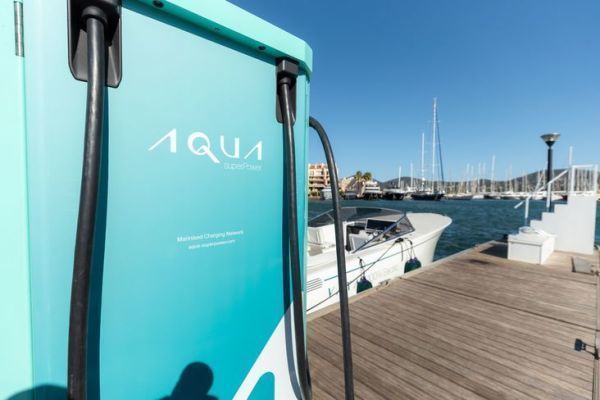 Aqua superPower : L'exprience de la recharge lectrique transfre au bateau