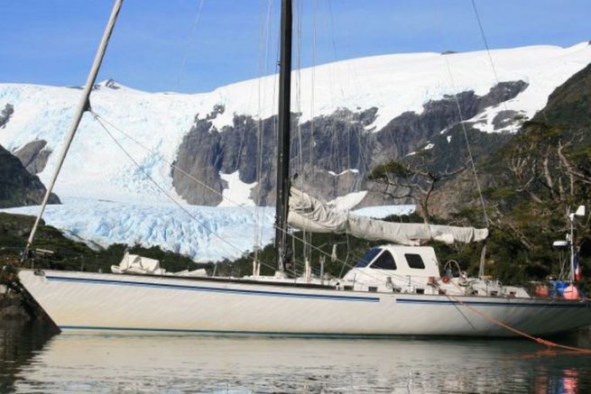 Le voilier Paradise en escale au pied d'un glacier