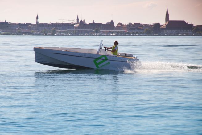 Bateau �lectrique avec moteur Aquamot