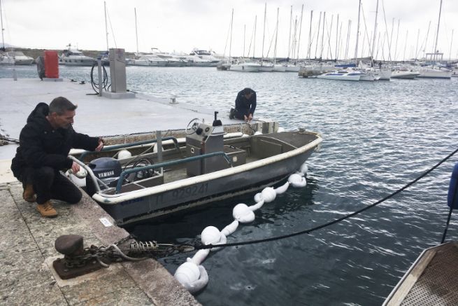 Essais des boudins antipollution de Coiffeurs Justes  Cavalaire sur Mer en fvrier 2020