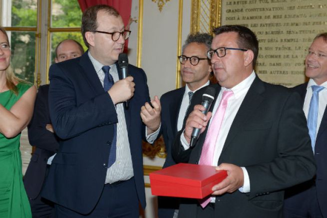 Gilles Wagner, prsident de Privilge Marine reoit le prix Etienne Marcel des mains d'Antoine Boulay de Bpifrance