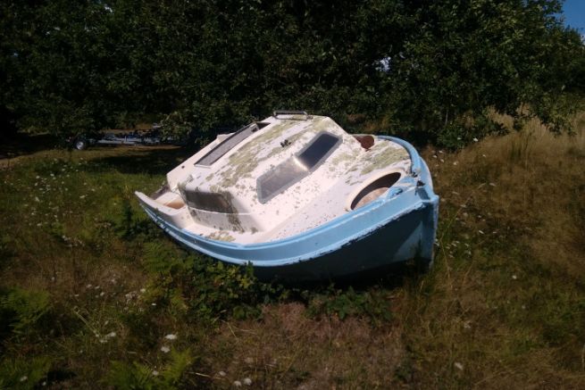 Epave de bateau de plaisance en composite